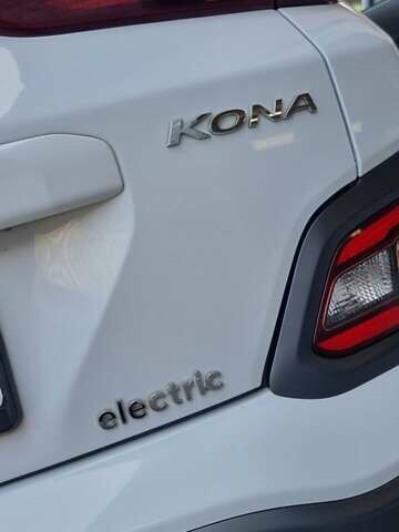 Белый Хендай Kona Electric, объемом двигателя 0 л и пробегом 68 тыс. км за 21400 $, фото 31 на Automoto.ua