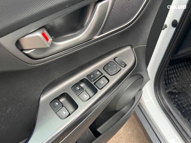Белый Хендай Kona Electric, объемом двигателя 0 л и пробегом 93 тыс. км за 14790 $, фото 9 на Automoto.ua