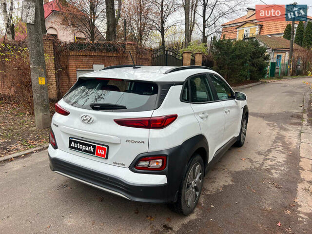 Белый Хендай Kona Electric, объемом двигателя 0 л и пробегом 93 тыс. км за 14790 $, фото 4 на Automoto.ua