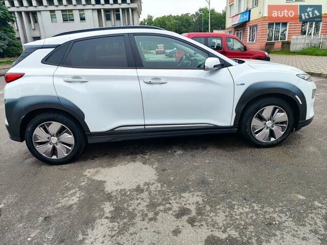 Белый Хендай Kona Electric, объемом двигателя 0 л и пробегом 107 тыс. км за 16500 $, фото 19 на Automoto.ua