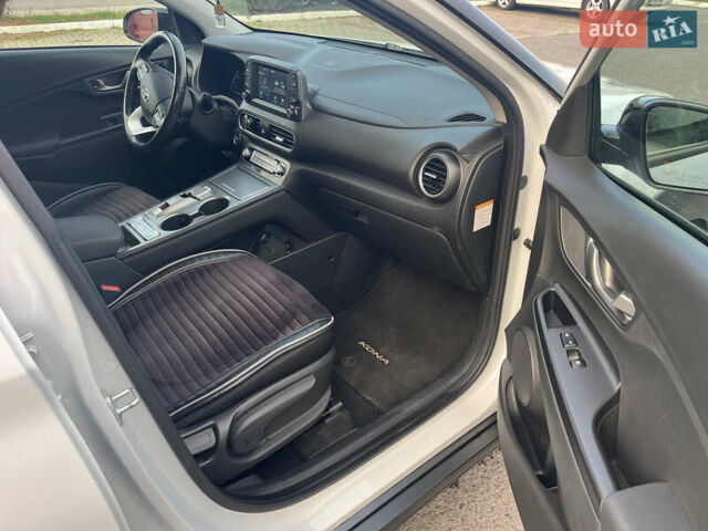 Белый Хендай Kona Electric, объемом двигателя 0 л и пробегом 110 тыс. км за 16300 $, фото 9 на Automoto.ua