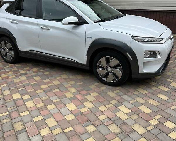 Белый Хендай Kona Electric, объемом двигателя 0 л и пробегом 113 тыс. км за 17850 $, фото 13 на Automoto.ua