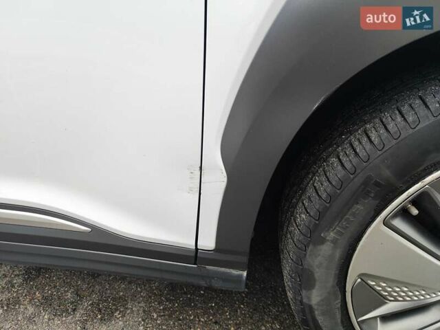 Белый Хендай Kona Electric, объемом двигателя 0 л и пробегом 105 тыс. км за 16700 $, фото 3 на Automoto.ua