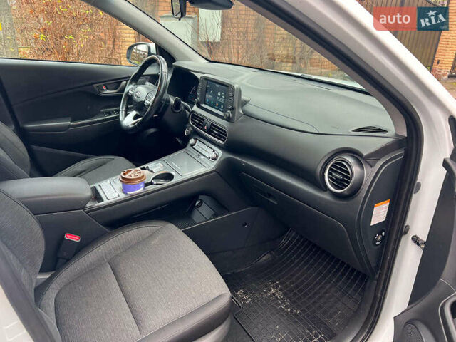 Белый Хендай Kona Electric, объемом двигателя 0 л и пробегом 93 тыс. км за 14790 $, фото 22 на Automoto.ua