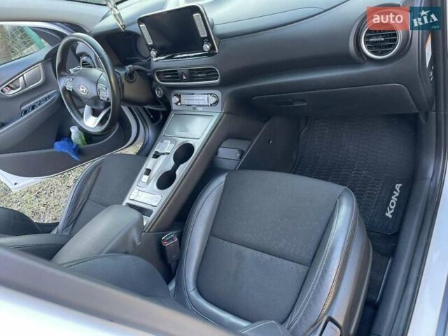 Белый Хендай Kona Electric, объемом двигателя 0 л и пробегом 111 тыс. км за 16500 $, фото 14 на Automoto.ua