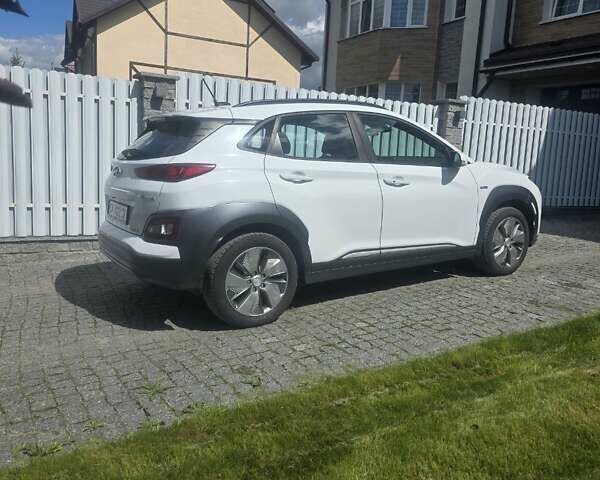 Білий Хендай Kona Electric, об'ємом двигуна 0 л та пробігом 90 тис. км за 15500 $, фото 6 на Automoto.ua