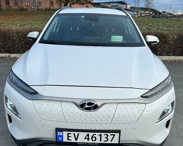 Белый Хендай Kona Electric, объемом двигателя 0 л и пробегом 84 тыс. км за 13250 $, фото 2 на Automoto.ua