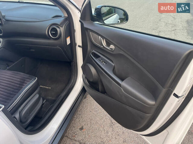 Белый Хендай Kona Electric, объемом двигателя 0 л и пробегом 110 тыс. км за 16300 $, фото 10 на Automoto.ua