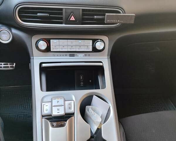 Белый Хендай Kona Electric, объемом двигателя 0 л и пробегом 107 тыс. км за 16500 $, фото 13 на Automoto.ua