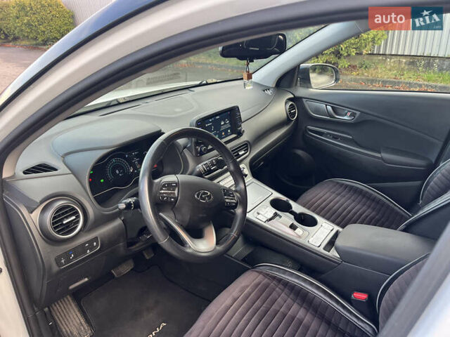 Белый Хендай Kona Electric, объемом двигателя 0 л и пробегом 110 тыс. км за 16300 $, фото 15 на Automoto.ua
