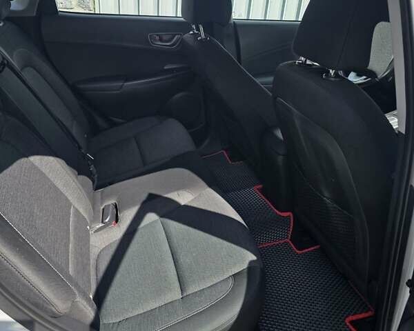 Білий Хендай Kona Electric, об'ємом двигуна 0 л та пробігом 90 тис. км за 15500 $, фото 10 на Automoto.ua