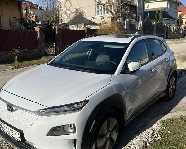 Белый Хендай Kona Electric, объемом двигателя 0 л и пробегом 98 тыс. км за 21399 $, фото 18 на Automoto.ua