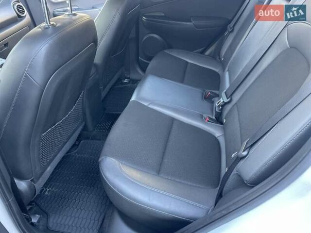 Белый Хендай Kona Electric, объемом двигателя 0 л и пробегом 111 тыс. км за 16500 $, фото 16 на Automoto.ua