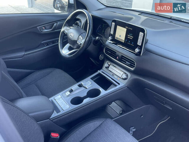 Белый Хендай Kona Electric, объемом двигателя 0 л и пробегом 86 тыс. км за 15550 $, фото 28 на Automoto.ua