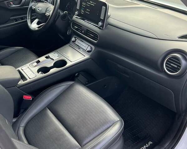 Белый Хендай Kona Electric, объемом двигателя 0 л и пробегом 84 тыс. км за 13250 $, фото 12 на Automoto.ua