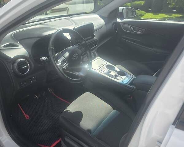 Білий Хендай Kona Electric, об'ємом двигуна 0 л та пробігом 90 тис. км за 15500 $, фото 14 на Automoto.ua
