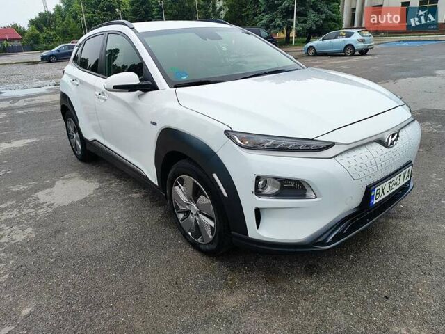 Белый Хендай Kona Electric, объемом двигателя 0 л и пробегом 105 тыс. км за 16700 $, фото 2 на Automoto.ua