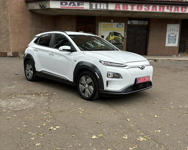 Белый Хендай Kona Electric, объемом двигателя 0 л и пробегом 67 тыс. км за 17500 $, фото 1 на Automoto.ua