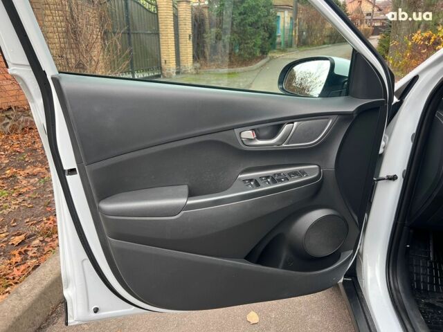 Белый Хендай Kona Electric, объемом двигателя 0 л и пробегом 93 тыс. км за 14790 $, фото 8 на Automoto.ua