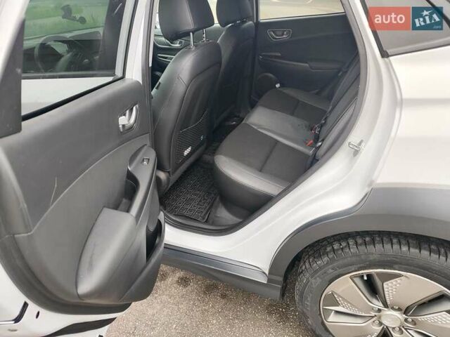 Белый Хендай Kona Electric, объемом двигателя 0 л и пробегом 107 тыс. км за 16500 $, фото 24 на Automoto.ua