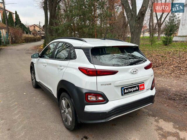 Белый Хендай Kona Electric, объемом двигателя 0 л и пробегом 93 тыс. км за 14790 $, фото 6 на Automoto.ua