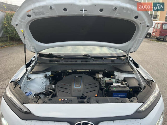 Белый Хендай Kona Electric, объемом двигателя 0 л и пробегом 110 тыс. км за 16300 $, фото 21 на Automoto.ua