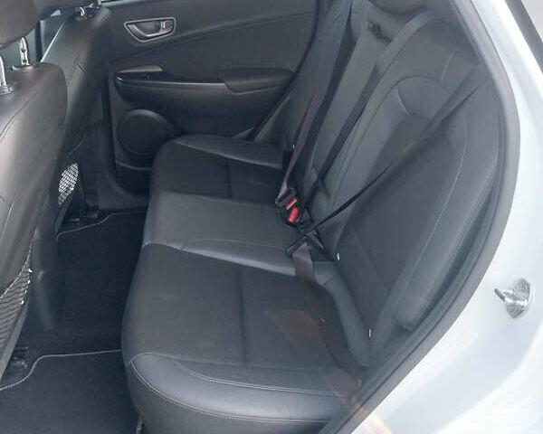 Белый Хендай Kona Electric, объемом двигателя 0 л и пробегом 113 тыс. км за 18500 $, фото 20 на Automoto.ua