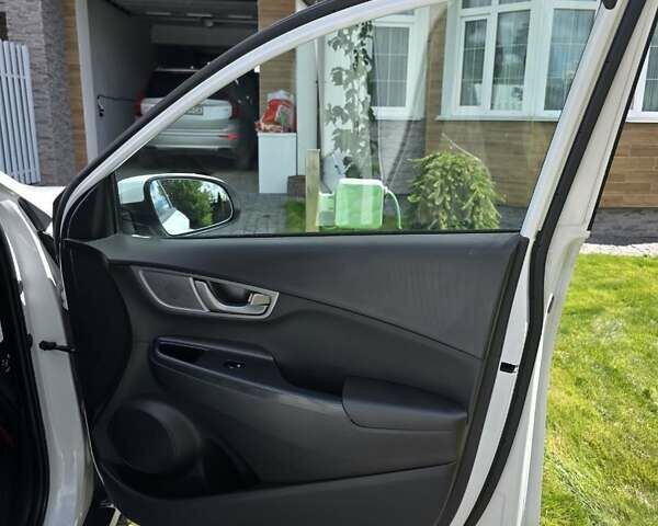 Білий Хендай Kona Electric, об'ємом двигуна 0 л та пробігом 90 тис. км за 15500 $, фото 12 на Automoto.ua