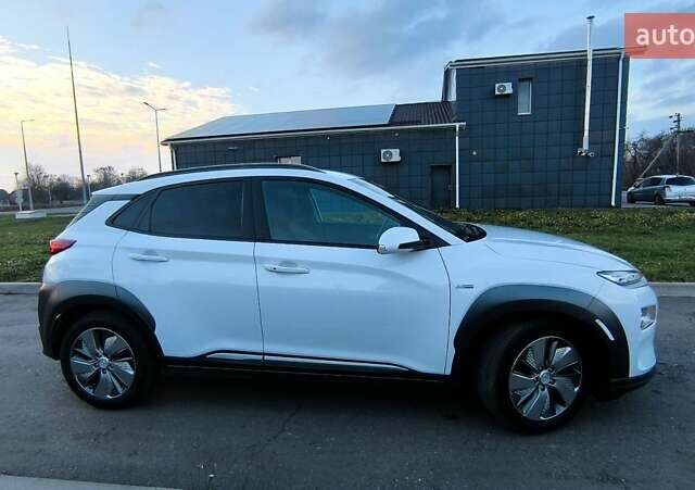 Белый Хендай Kona Electric, объемом двигателя 0 л и пробегом 210 тыс. км за 16500 $, фото 19 на Automoto.ua