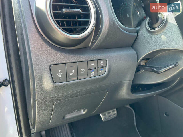 Білий Хендай Kona Electric, об'ємом двигуна 0 л та пробігом 118 тис. км за 17400 $, фото 21 на Automoto.ua