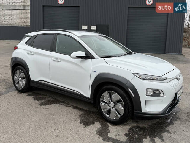 Білий Хендай Kona Electric, об'ємом двигуна 0 л та пробігом 97 тис. км за 17600 $, фото 2 на Automoto.ua