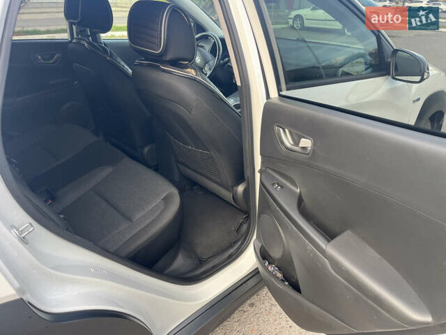 Белый Хендай Kona Electric, объемом двигателя 0 л и пробегом 110 тыс. км за 16300 $, фото 12 на Automoto.ua