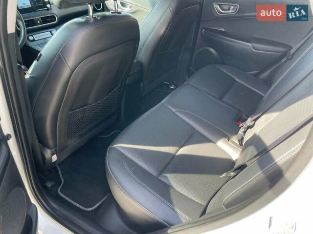 Білий Хендай Kona Electric, об'ємом двигуна 0 л та пробігом 118 тис. км за 17400 $, фото 13 на Automoto.ua