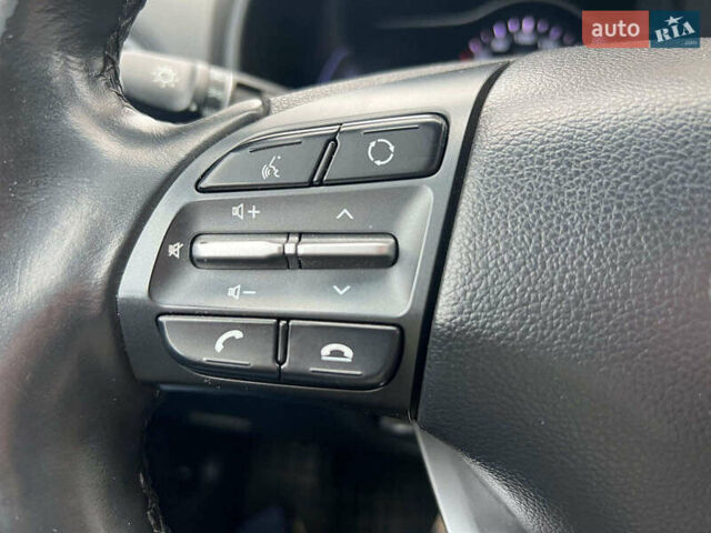 Белый Хендай Kona Electric, объемом двигателя 0 л и пробегом 93 тыс. км за 14790 $, фото 16 на Automoto.ua