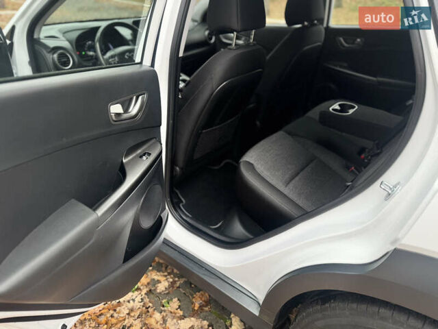 Белый Хендай Kona Electric, объемом двигателя 0 л и пробегом 59 тыс. км за 16900 $, фото 19 на Automoto.ua