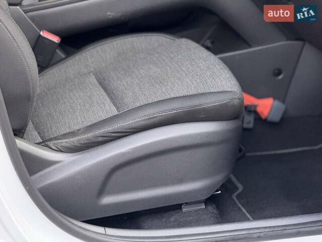 Белый Хендай Kona Electric, объемом двигателя 0 л и пробегом 150 тыс. км за 16960 $, фото 33 на Automoto.ua