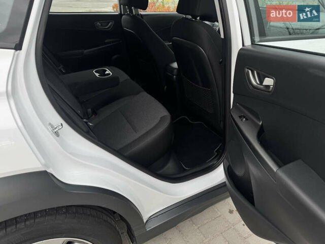 Белый Хендай Kona Electric, объемом двигателя 0 л и пробегом 58 тыс. км за 17499 $, фото 79 на Automoto.ua