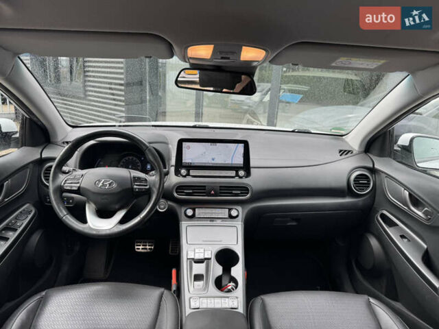 Белый Хендай Kona Electric, объемом двигателя 0 л и пробегом 124 тыс. км за 17600 $, фото 4 на Automoto.ua