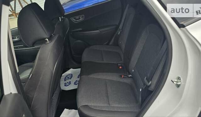 Белый Хендай Kona Electric, объемом двигателя 0 л и пробегом 50 тыс. км за 21500 $, фото 7 на Automoto.ua