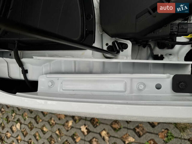 Белый Хендай Kona Electric, объемом двигателя 0 л и пробегом 58 тыс. км за 17499 $, фото 65 на Automoto.ua