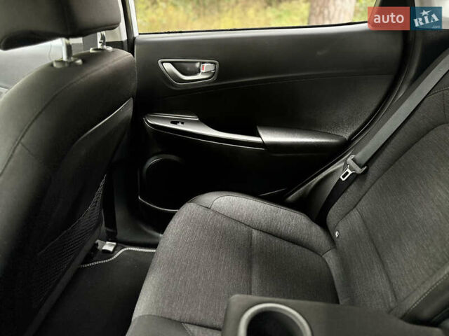 Белый Хендай Kona Electric, объемом двигателя 0 л и пробегом 103 тыс. км за 17999 $, фото 130 на Automoto.ua