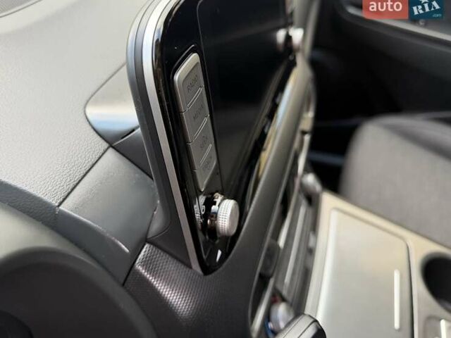 Білий Хендай Kona Electric, об'ємом двигуна 0 л та пробігом 64 тис. км за 14950 $, фото 90 на Automoto.ua