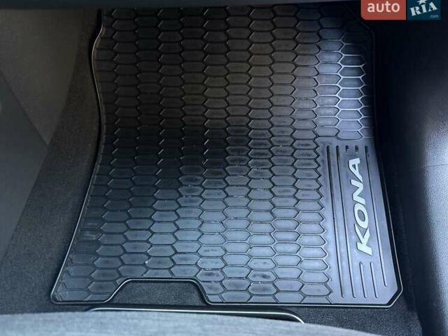 Білий Хендай Kona Electric, об'ємом двигуна 0 л та пробігом 64 тис. км за 14950 $, фото 137 на Automoto.ua