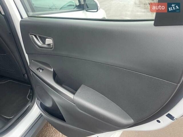 Білий Хендай Kona Electric, об'ємом двигуна 0 л та пробігом 158 тис. км за 16500 $, фото 23 на Automoto.ua