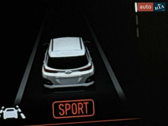 Белый Хендай Kona Electric, объемом двигателя 0 л и пробегом 103 тыс. км за 17999 $, фото 108 на Automoto.ua