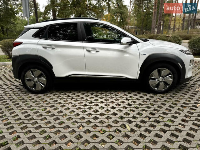Белый Хендай Kona Electric, объемом двигателя 0 л и пробегом 103 тыс. км за 17999 $, фото 118 на Automoto.ua