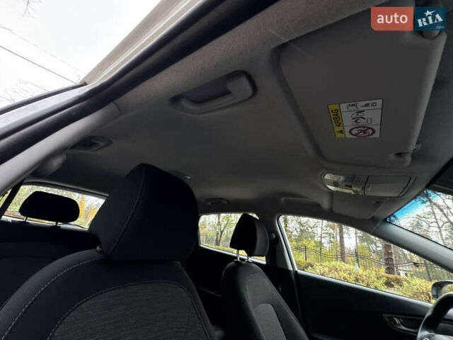 Белый Хендай Kona Electric, объемом двигателя 0 л и пробегом 58 тыс. км за 17499 $, фото 36 на Automoto.ua