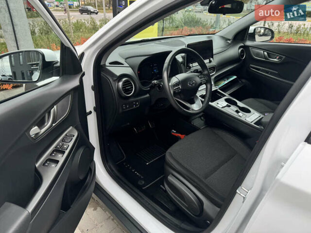 Белый Хендай Kona Electric, объемом двигателя 0 л и пробегом 58 тыс. км за 17499 $, фото 76 на Automoto.ua