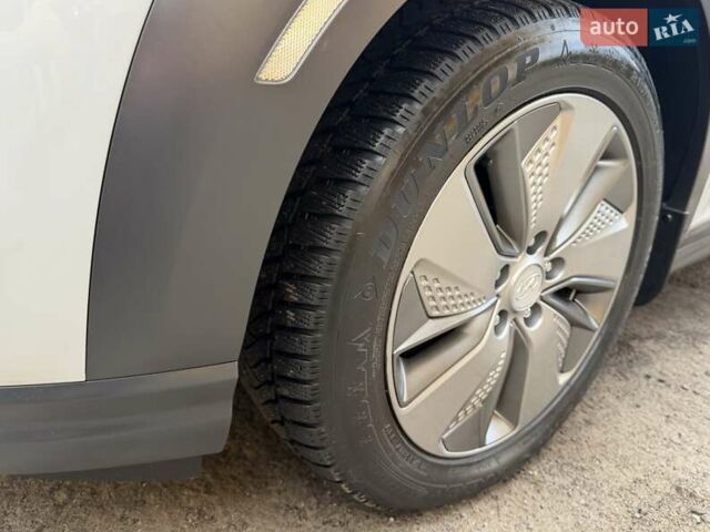 Білий Хендай Kona Electric, об'ємом двигуна 0 л та пробігом 64 тис. км за 14950 $, фото 16 на Automoto.ua
