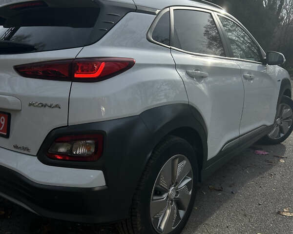 Білий Хендай Kona Electric, об'ємом двигуна 0 л та пробігом 59 тис. км за 15870 $, фото 4 на Automoto.ua